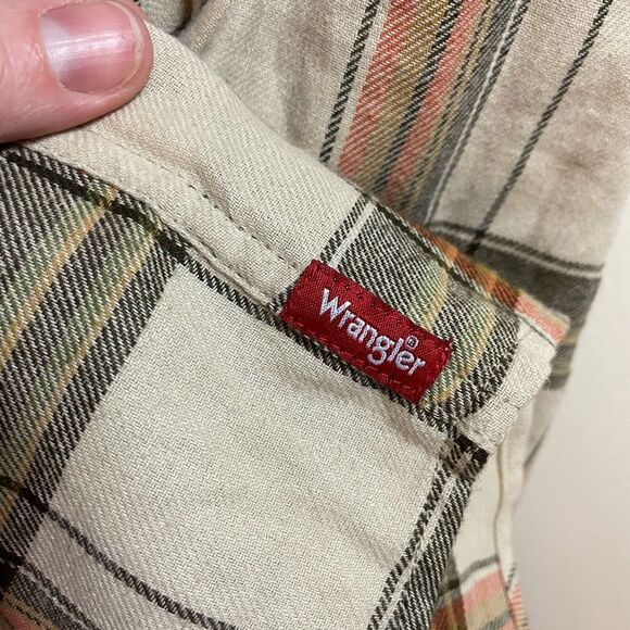 Like New Wrangler Men's Plaid Long SleeveFlannel Shirt size L - Picture 7 of 8